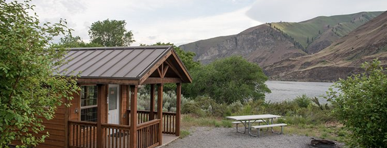 Lincoln Rock Cabin Exterior with picnic table and firepit