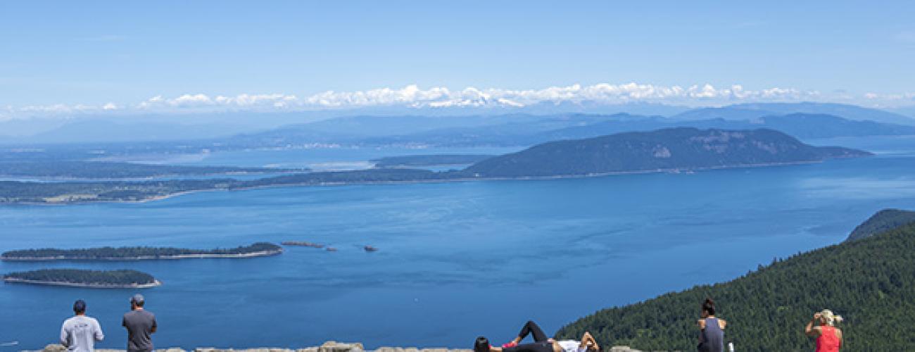 outstanding view of the lake and mountain range from view point