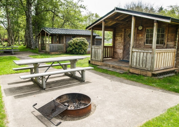 Cape Disappointment Cabins with firepit and picnic table