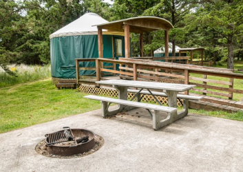 Cape Disappointment Yurt with firepit and picnic table