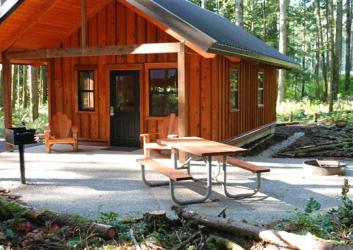Rasar Cabin Exterior with picnic table