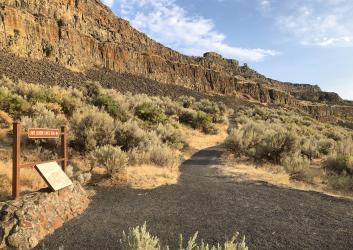 Lake Lenore Caves trailhead - Lake Lenore Heritage Site