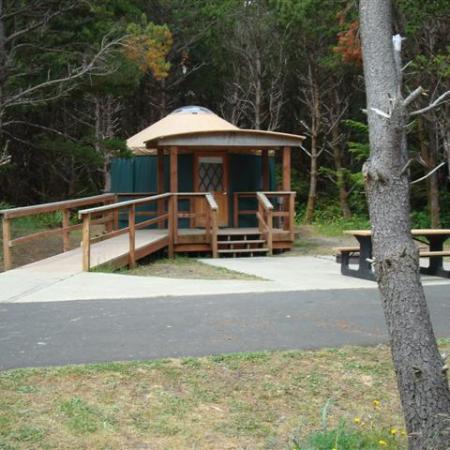 Grayland Beach Yurt with ramp and picnic table