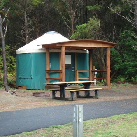 Grayland Beach yurt with picnic table