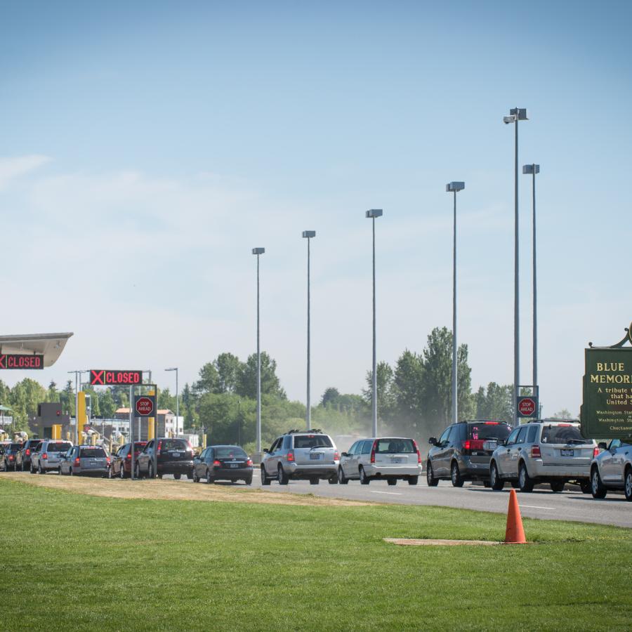 Line of cars waiting to enter the United States at the Peace Arch border crossing