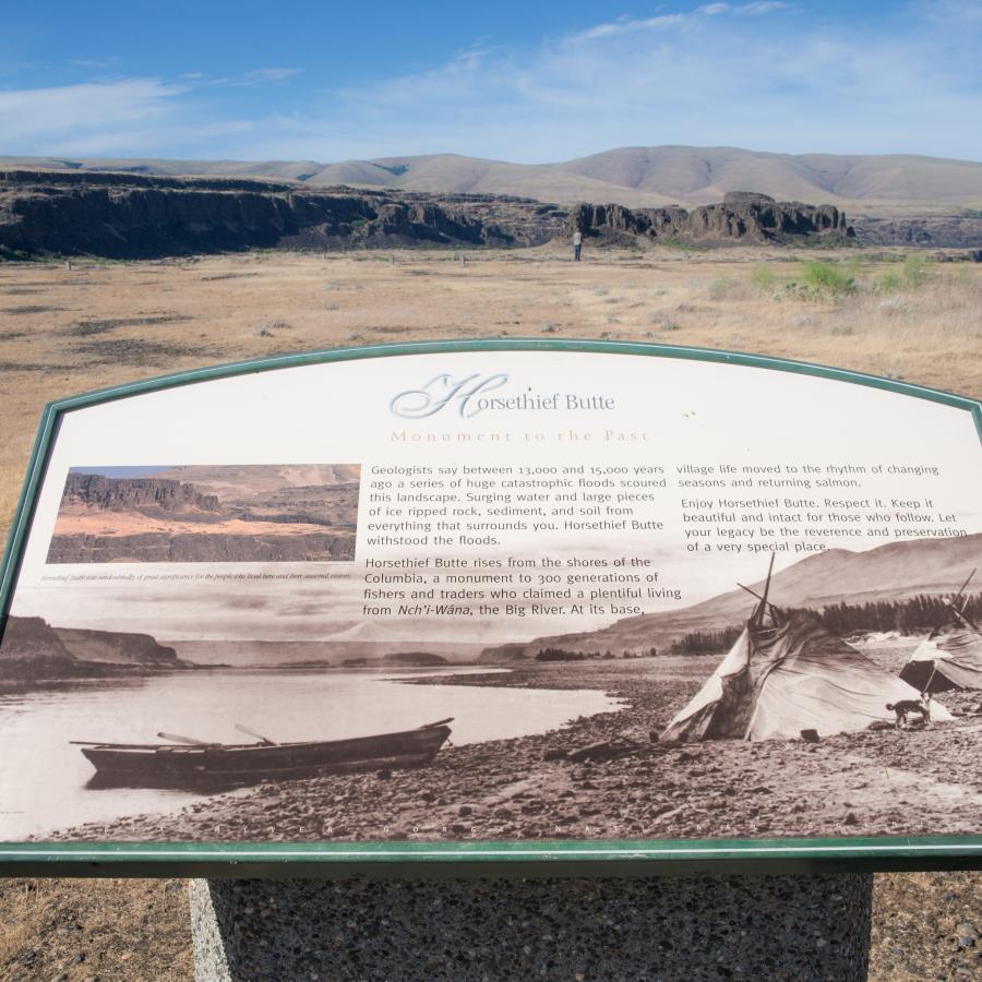 Historical marker with information on Horsethief Butte