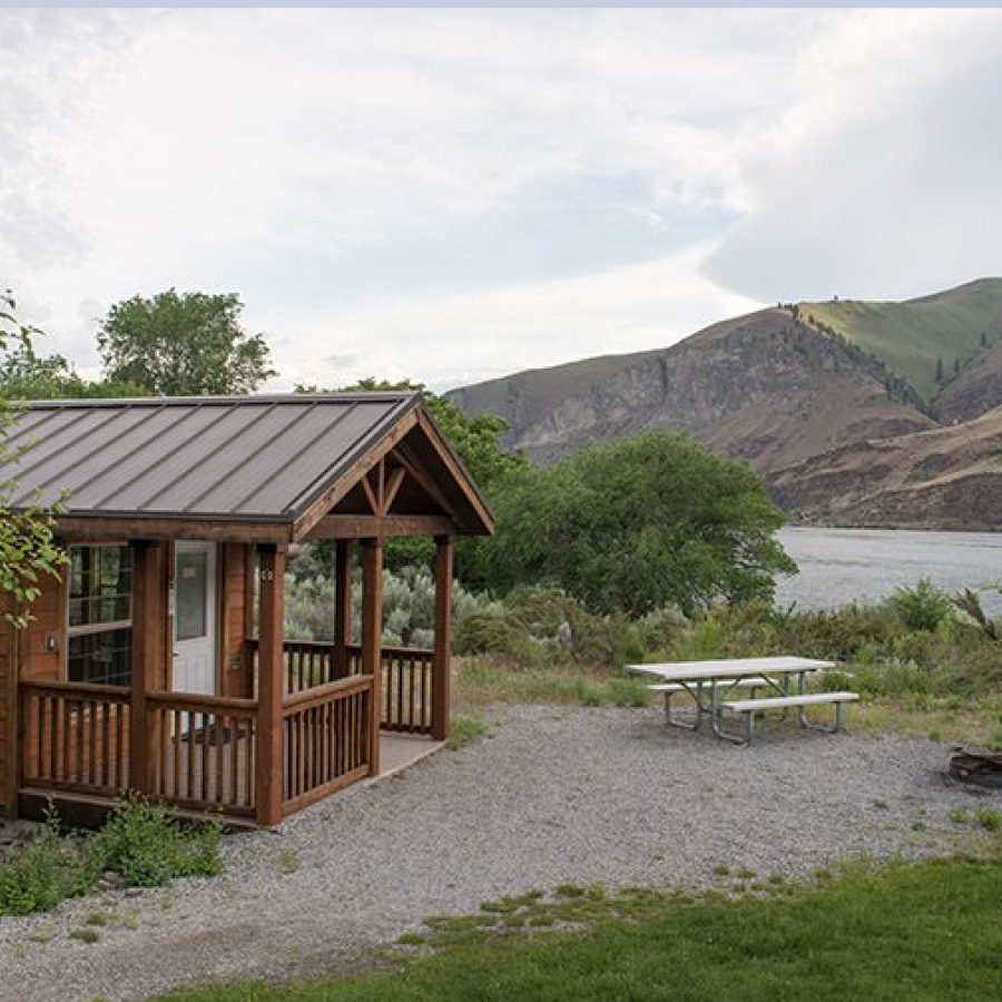 Lincoln Rock Cabin Exterior with picnic table and firepit