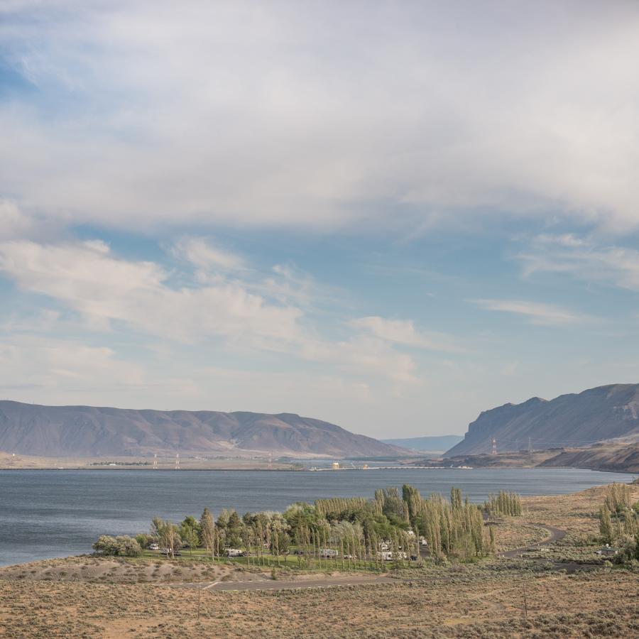 Wanapum campground is small green oasis surrounded by sagebrush and the Wanapum Lake. 