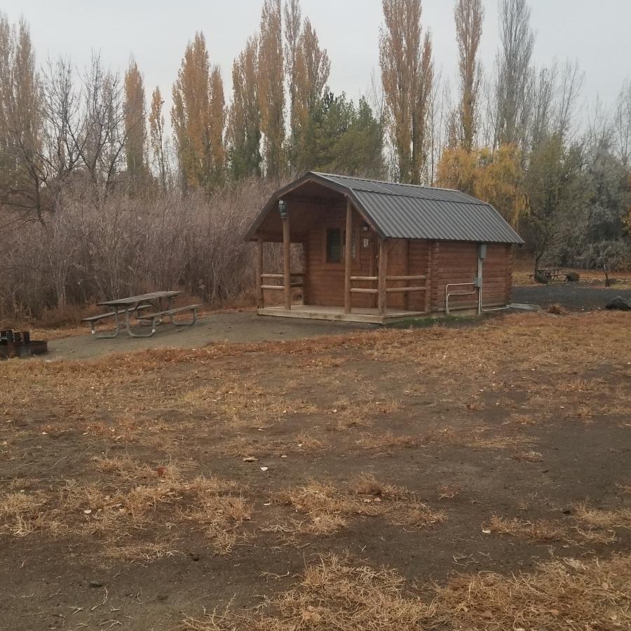 Cabin with fire pit at Potholes