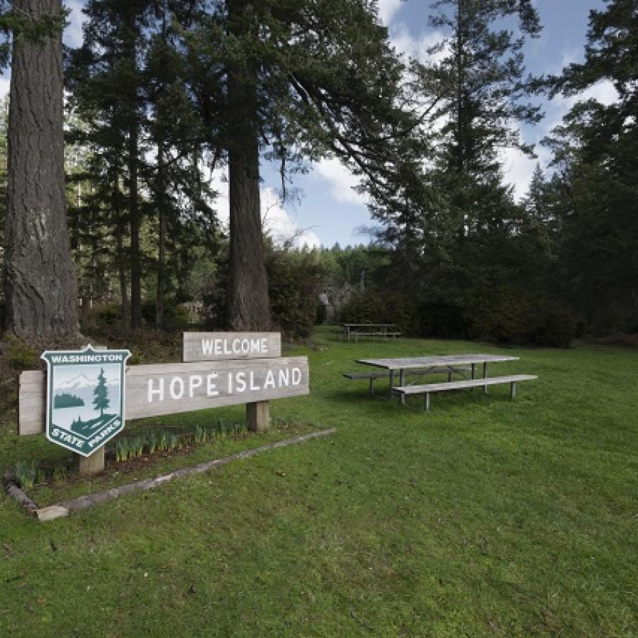 Hope Island park sign with picnic table